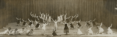 222614 Afbeelding van een balletuitvoering door leden van de Utrechtse Arbeiders Gymnastiekvereniging Kracht en Vlugheid.